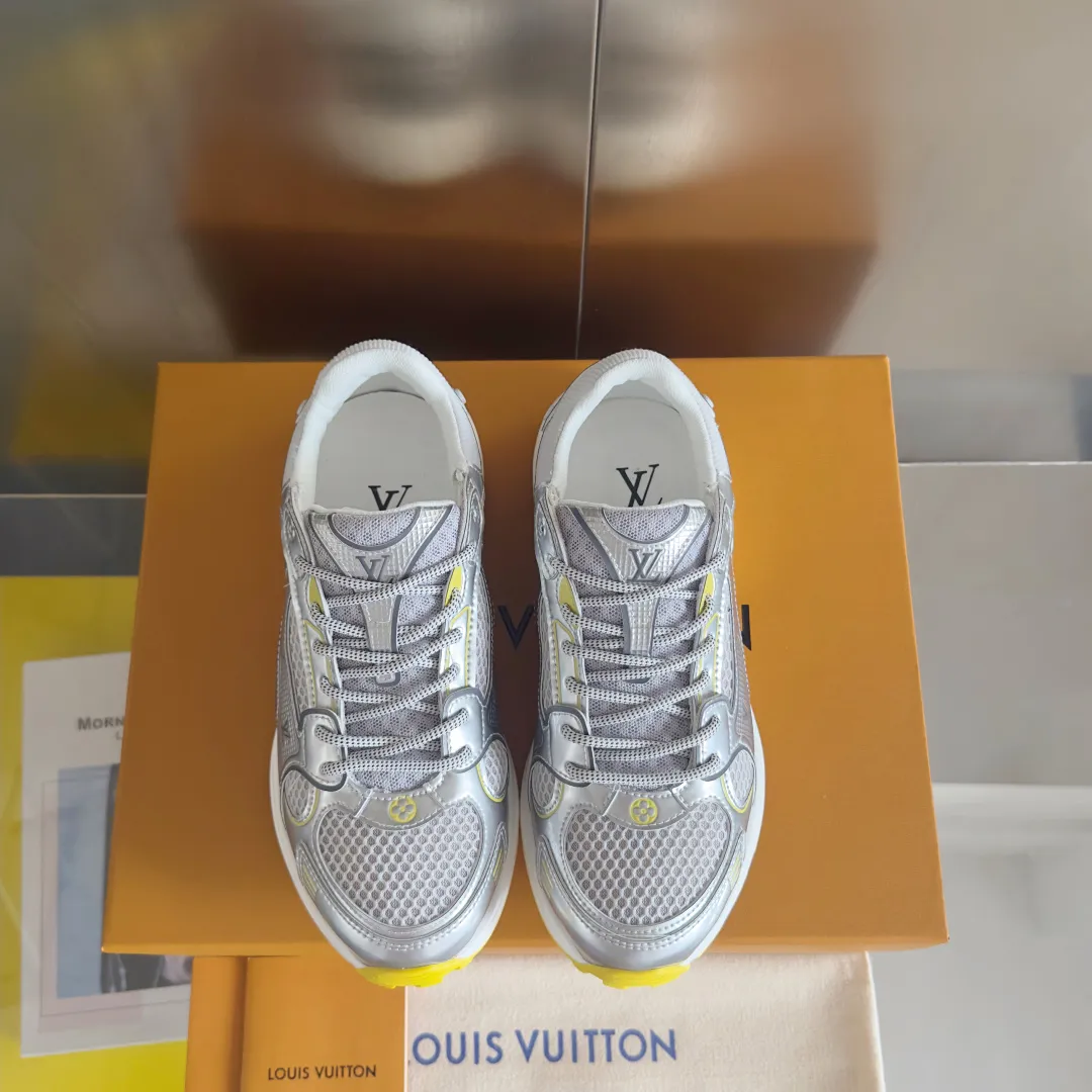 Top version: Couple model 640💰 LV Louis Vuitton L House Donkey Brand Latest Olympia Series Couple Model Silver Horn King Casual Sports Shoes Running Shoes This LV Olympia sports shoe combines mesh fabric and metallic synthetic leather and other technical fabrics to reinterpret the classic running shoe design with a neat and simple design. Lightweight EVA outsole provides a stretchy fit. Rich details such as Monogram embossing and LV letters establish recognition. Exquisite packaging at the delivery counter🛍📦 ▪️Fabric: original imported technical fabric + mesh ▪️Inner lining: original customized breathable mesh ▪️Sole: original molded rubber foam material ▪️Sole thickness: 3.5CM ▪️Size: women's 35-40 / men's 39-44